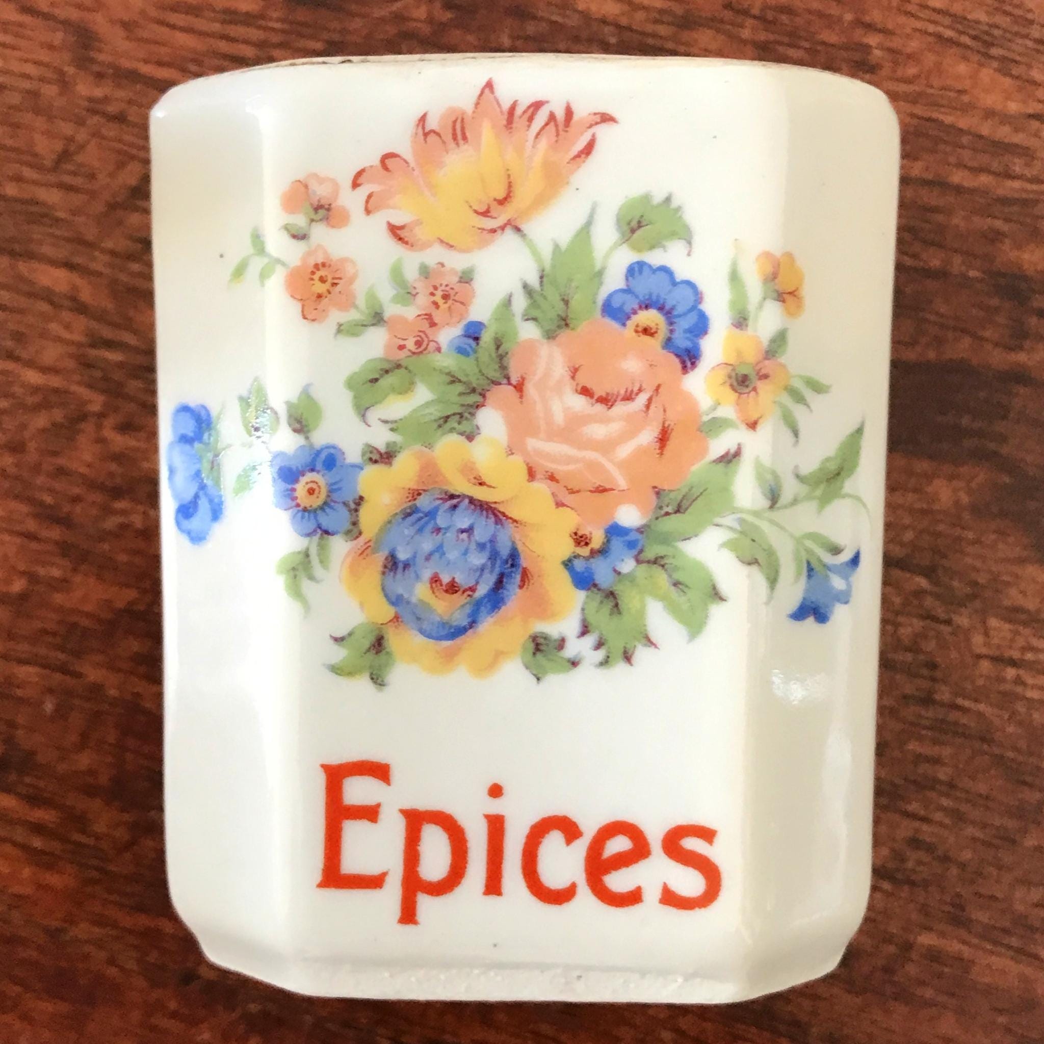 1930 年頃の、多色の花飾りが施された美しい陶器のスパイス瓶 4 個