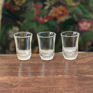 Set di 3 bicchieri da liquore da bistrot antichi in vetro stampato dei primi del XX secolo