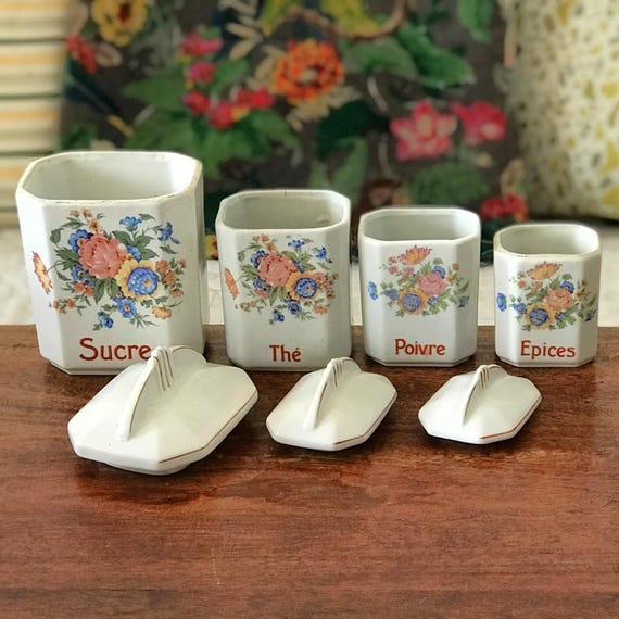 1930 年頃の、多色の花飾りが施された美しい陶器のスパイス瓶 4 個