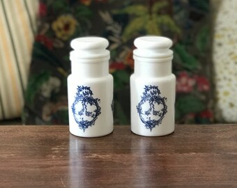 Set aus 2 kleinen Gläsern im Apothekerstil aus weißem Opalglas mit blauem Dekor