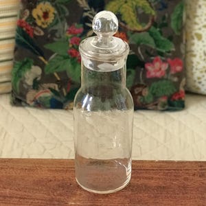 Antikes mundgeblasenes Glasgefäß mit rundem Knaufdeckel