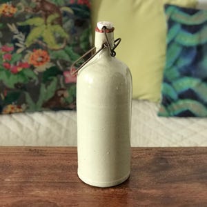 Antieke decoratieve fles van ecru geglazuurd aardewerk.