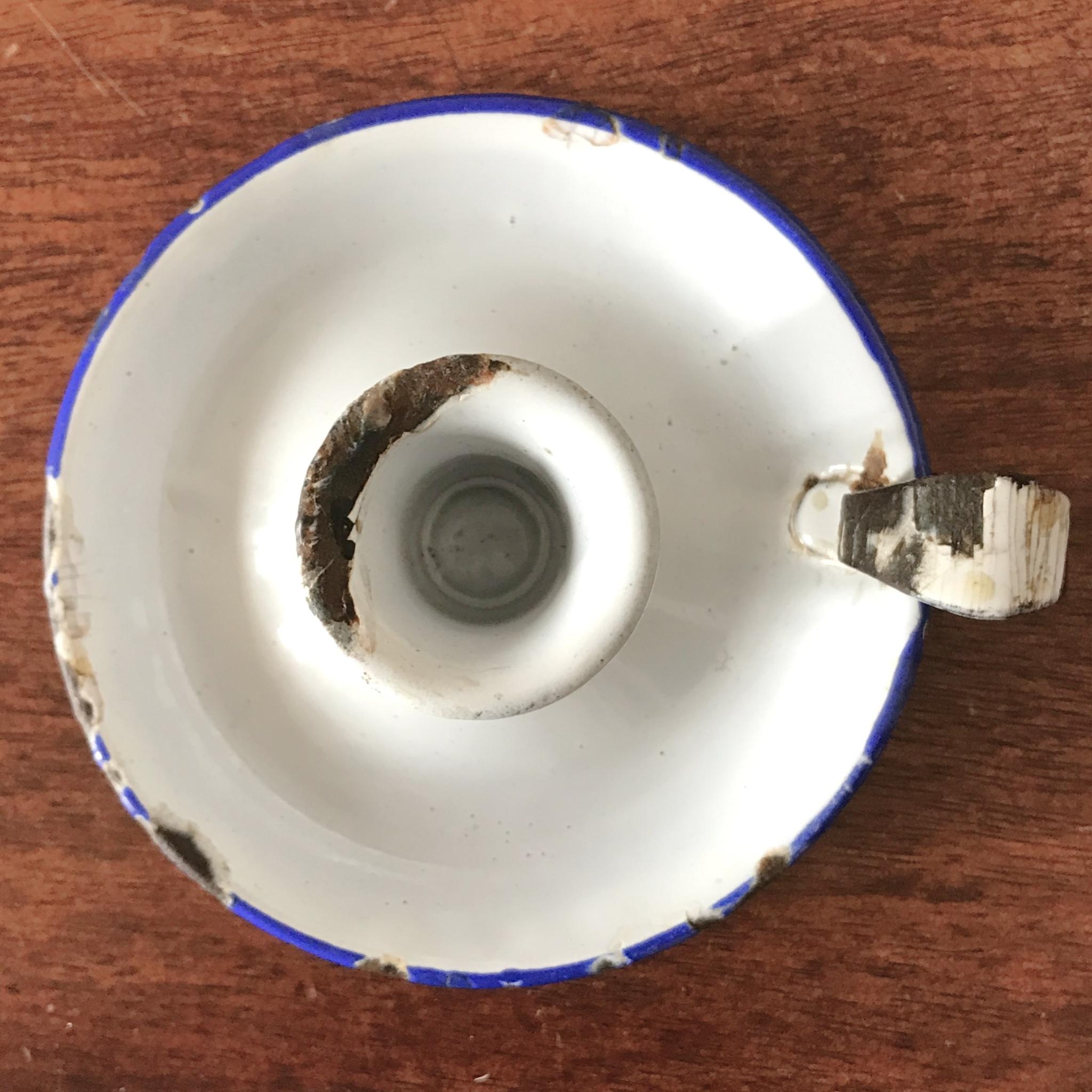 青い縁取りの白いエナメル板金製の、セラーラットとして知られる手持ち 