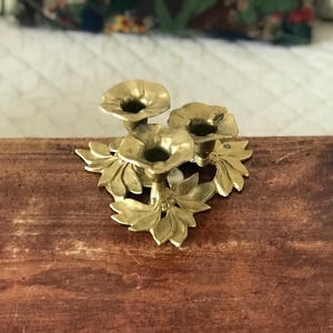 Candle holder in the shape of a bouquet of flowers in gilded brass