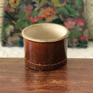 Low, cylindrical stoneware preserving pot in brown glazed stoneware