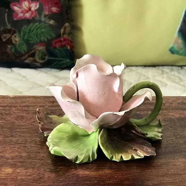 Bougeoir de table en porcelaine fine d'Italie Capodimonte représentant une rose