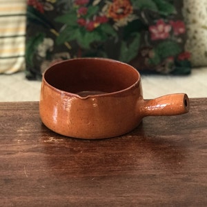 Emaillierter Vintage-Fonduetopf oder Auflaufform aus Terrakotta
