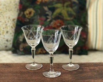 Lot de 3 verres à vin en cristal évasé gravé traits droits entrecroisés