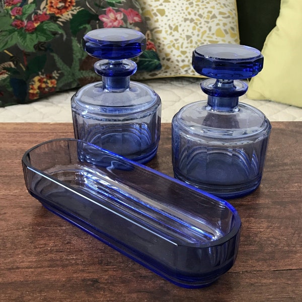 Ensemble garniture de toilette en verre moulé bleu