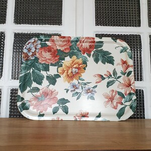 Plateau rectangulaire en fibre de verre aux motifs de grosses fleurs - Hello Broc