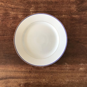 Round and flat serving dish in white porcelain with gold and blue edging UML France
