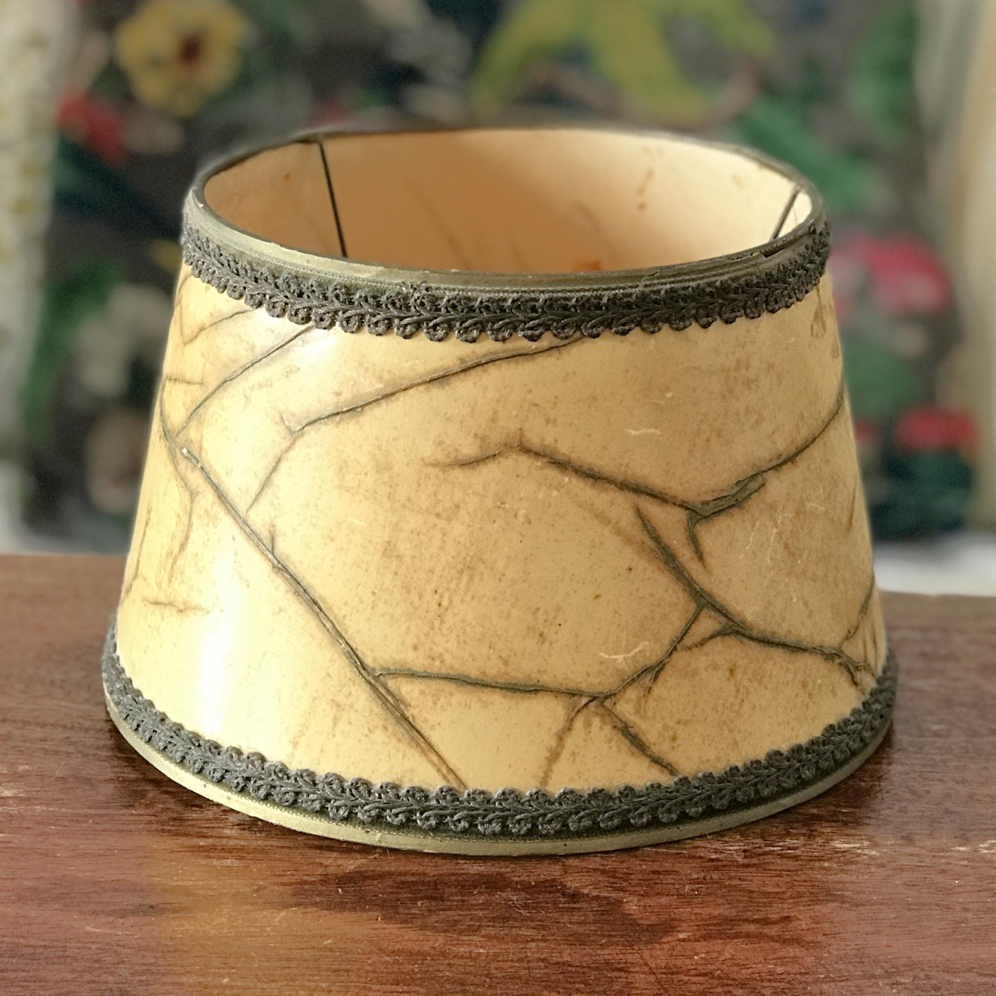 Lampe de table vintage pied en marbre blanc , abat jour décor de fleurs