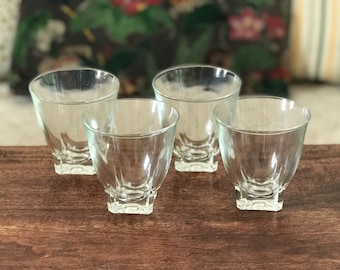 Set mit 4 oder 6 ausgestellten Wassergläsern mit quadratischem Boden