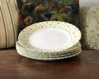 Lot de 8 assiettes plates Luminarc verre opalin blanc décor fleurs mauves fond jaune