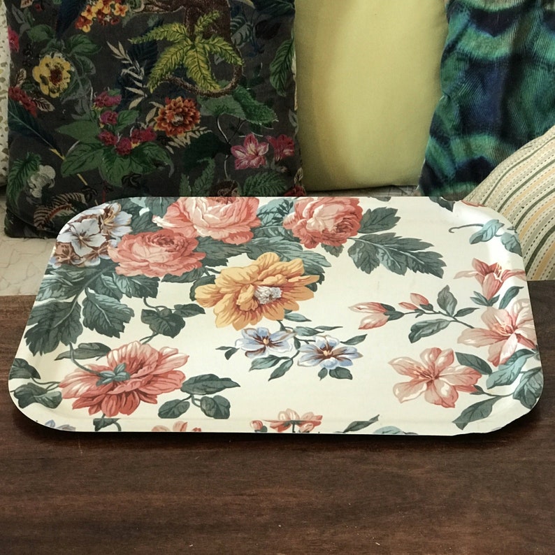 Plateau rectangulaire en fibre de verre aux motifs de grosses fleurs - Hello Broc