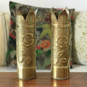 Een paar artilleriegranaathulzen, 1914-1918, gegraveerd met rozen - Art Nouveau