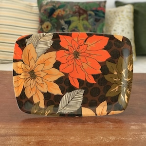 Rectangular vintage 1970s tray with floral decoration, made of fiberglass