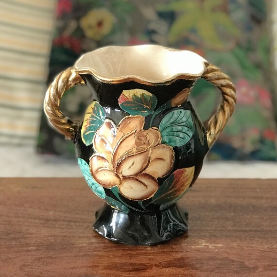 多色手描き陶器壺 1950年代、黒地に多色の花が描かれ