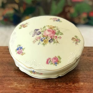 Duże, okrągłe, płaskie pudełko/pudełko na słodycze lub biżuterię, wykonane z porcelany Limoges, zdobione różowymi kwiatami, w idealnym stanie.