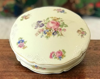Large round, flat box/candy box or jewelry box in Limoges porcelain, decorated with pink flowers, in perfect condition.