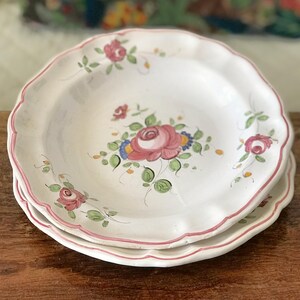 Zestaw ceramicznych talerzy obiadowych i talerzy do zupy z ręcznie malowanymi motywami kwiatowymi w stylu vintage, średnica 24 cm
