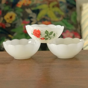 Set van 3 kleine vintage mix en match kommen of kopjes in wit opaalglas