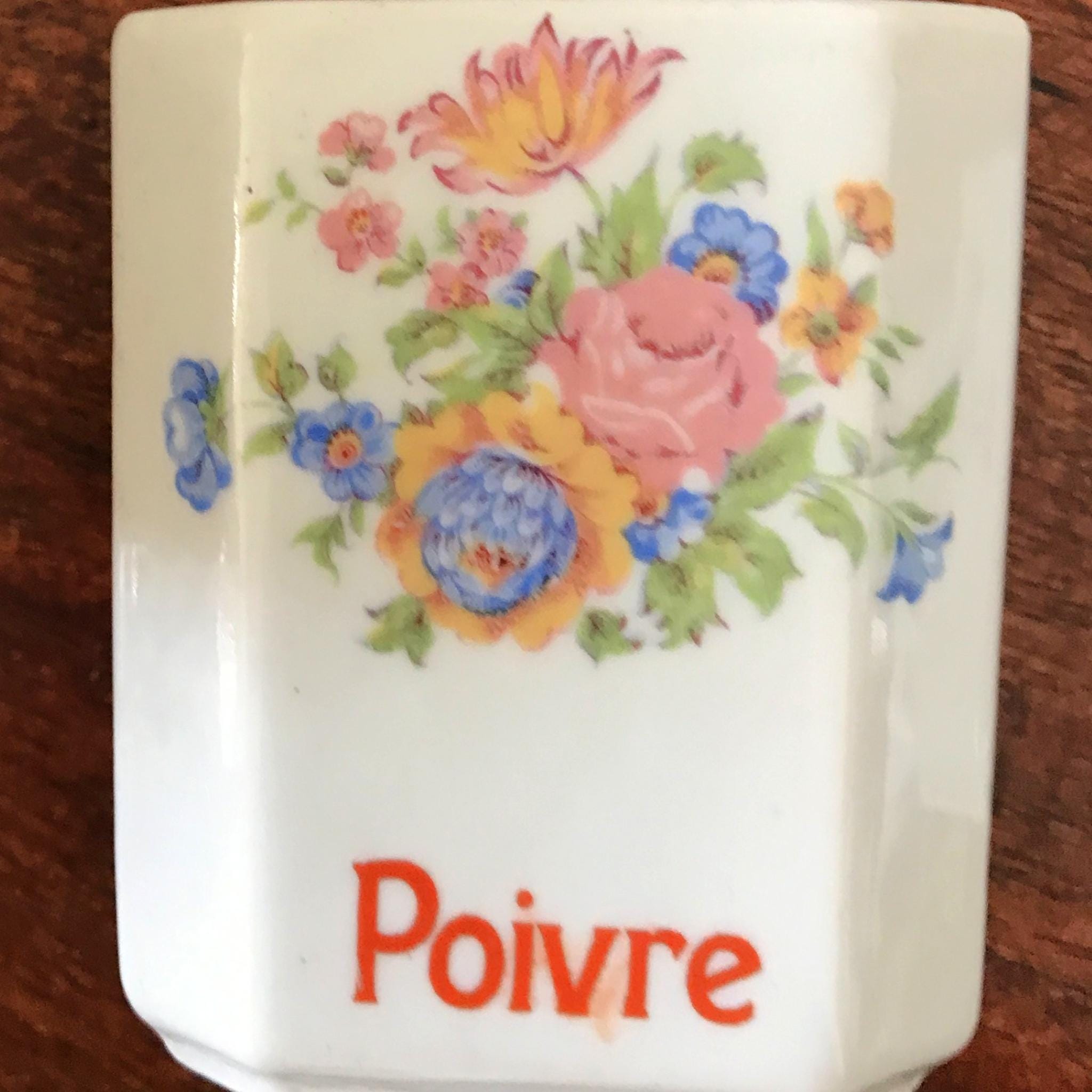 1930 年頃の、多色の花飾りが施された美しい陶器のスパイス瓶 4 個