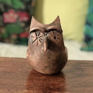 手作りのテラコッタのフクロウ陶器