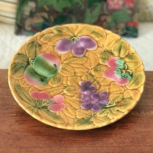 Sarreguemines serving dish in barbotine with fruit decoration