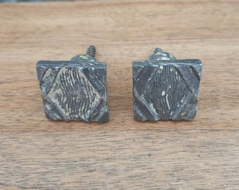 Paire de boutons de meuble de forme carrée Art Déco en acier chromé