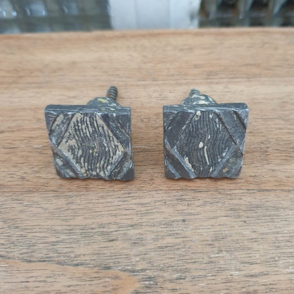 Paire de boutons de meuble de forme carrée Art Déco en acier chromé