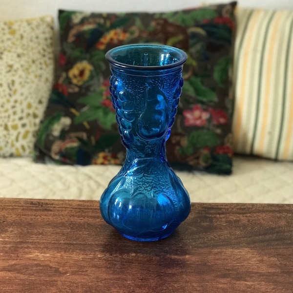 Grand vase en verre moulé bleu motifs fruits