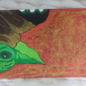 Peut inclure: Une illustration peinte à la main d'un personnage extraterrestre vert avec un grand œil, sur un fond rouge et or.