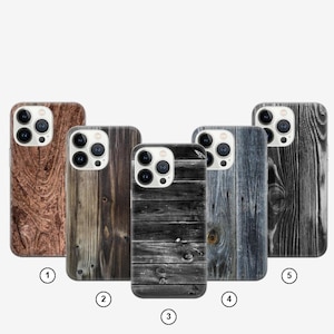 Könnte beinhalten: Fünf Handyhüllen mit Holzmaserungsdesigns. Die Hüllen variieren in der Farbe, einschließlich Braun-, Grau- und Schwarztönen. Jede Hülle hat einen Kameraausschnitt und eine glatte, glänzende Oberfläche, die eine rustikale Ästhetik bietet.