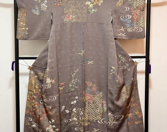 Fein gearbeiteter Seidenkimono (Hōmon-gi) mit der Signatur des Künstlers. Shōwa-Zeit, Japan.