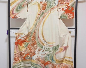 Weißer Seidenkimono (Homon-gi) mit Wellen- und Blumenmotiven. Showa-Zeit, Japan.