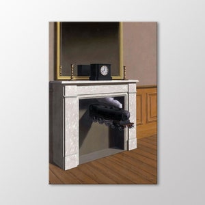 Puede incluir: Una pintura surrealista que representa una locomotora de vapor negra que emerge de una chimenea en una habitación con una repisa de mármol, un reloj y candelabros.