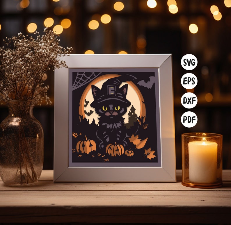 Può includere: Un'opera d'arte incorniciata a tema Halloween con un gatto nero con un cappello da strega, ambientata su una luna piena e zucche. L'opera è in una cornice bianca e include il testo "SVG, EPS, DXF, PDF".
