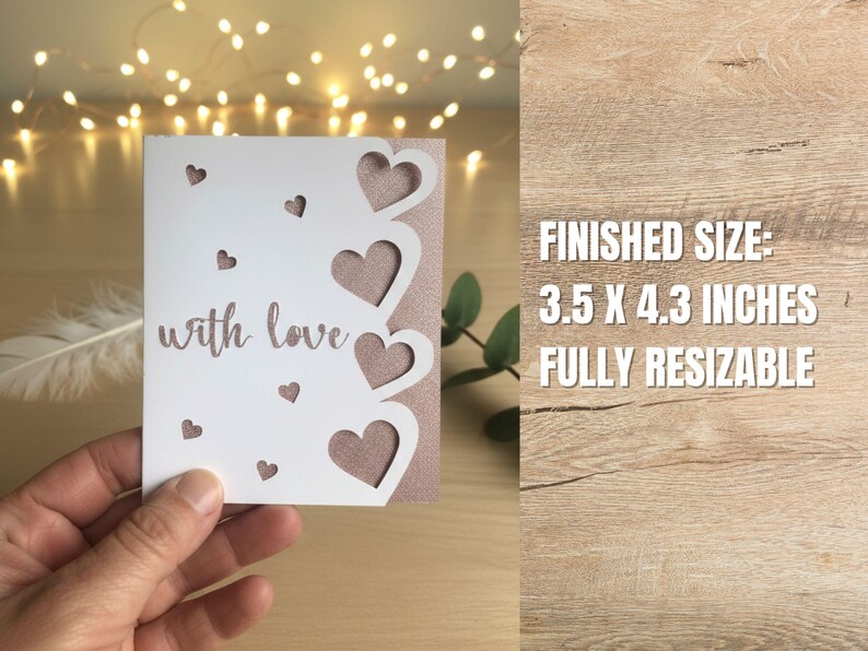 Pu&ograve; includere: Un biglietto bianco con retro rosa, con cuori ritagliati e le parole "with love". Il biglietto misura 8,9 x 10,9 cm. Piccoli cuori sono sparsi sulla superficie del biglietto.
