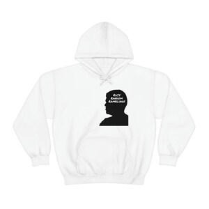 Könnte beinhalten: Weißer Kapuzenpullover mit einer schwarzen Silhouette eines Personenkopfes und dem Text "RIC'S RANDOM RAMBLINGS" über der Silhouette.