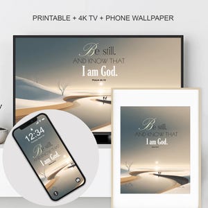 Puede incluir: Una impresión artística enmarcada, un fondo de pantalla para teléfono y un teléfono que muestra la misma imagen. La obra de arte presenta un paisaje sereno con un río y el texto "Be still, and know that I am God."