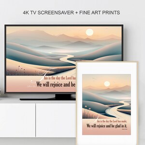 Puede incluir: Una impresión de arte digital y un protector de pantalla de TV con un paisaje con un camino sinuoso, montañas y un sol. La obra de arte tiene una paleta de colores suaves de melocotón, azul y beige. El texto incluye "Nos alegraremos y nos regocijaremos en él."