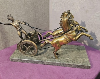 Escultura vintage de uma carruagem romana - Cocheiro com acabamento em bronze sobre base de mármore.