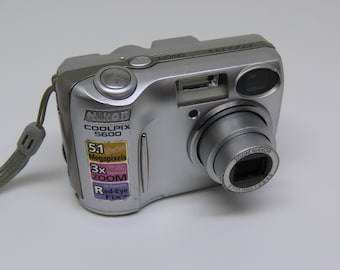 Nikon Coolpix 5600 5.1 MP 3x Zoom Digital Vintage Camera