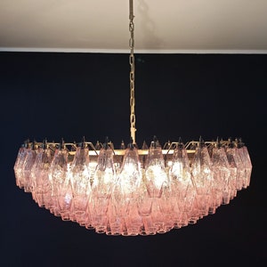 Lámpara de araña de cristal de Murano rosa con marco de latón dorado