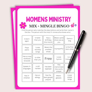 Puede incluir: Una tarjeta de juego de bingo rosa y blanca de "Women's Ministry Mix & Mingle" con un bolígrafo negro. La tarjeta de bingo tiene una cuadrícula de frases descriptivas. El texto de la tarjeta incluye "WOMENS MINISTRY" y "MIX + MINGLE BINGO".