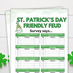 Könnte beinhalten: Zwei St. Patrick's Day Friendly Feud Spielbögen. Das obere Blatt trägt den Titel "St. Patrick's Day Friendly Feud" in Grün. Das Spiel enthält Fragen wie "Nennen Sie eine beliebte St. Patrick's Day-Aktivität" und "Nennen Sie etwas, das in der Farbe Grün beliebt ist."