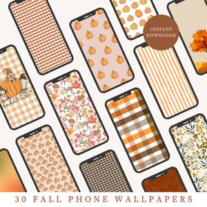 Può includere: Una collezione di smartphone che mostrano sfondi a tema autunnale. I disegni includono zucche, foglie, plaid e altri motivi autunnali nei toni dell'arancione, del marrone e del beige. Il testo "30 Fall Phone Wallpapers" è in basso.