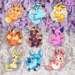 Puede incluir: Nueve pegatinas coloridas con diferentes personajes de Pokémon. Cada pegatina tiene un fondo floral y el texto "MAKAIUO" en ella.