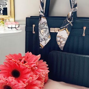 El bolso y la cartera de Leah